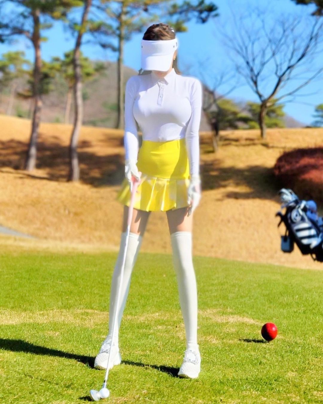 Người đẹp giấu mặt giúp cửa hiệu "cháy hàng" khi diện đồ gợi cảm đi chơi golf - 4