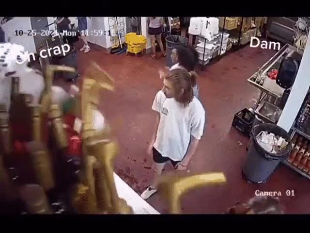 Phi thường - kỳ quặc - Nam thanh niên đang mua đồ trong siêu thị thì "thảm họa" ập đến, nguyên nhân khó ai lý giải