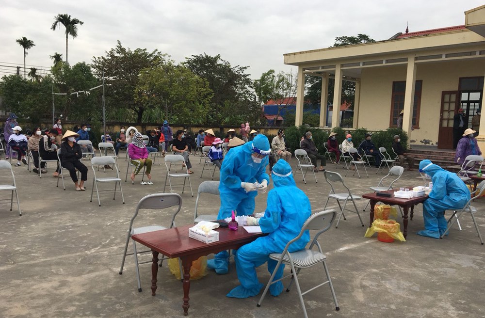 Lực lượng chức năng lấy mẫu xét nghiệm COVID-19 cho người dân xã Toàn Thắng (huyện Tiên Lãng, TP Hải Phòng). Ảnh haiphong.gov