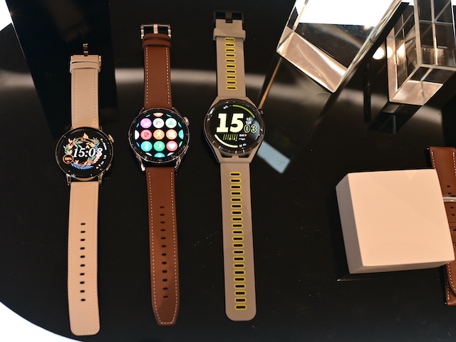 Huawei Watch GT 3 46mm nặng 42,6g với độ dày tổng thể là 11mm, còn phiên bản 42mm nặng 35g với độ dày tổng thể là 10,2mm.
