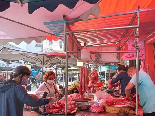 Giá bán lẻ thịt heo tại một số chợ bắt đầu giảm. ẢNH: TÚ UYÊN