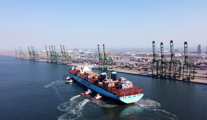 Một tàu container chuẩn bị cập cảng ở TP Thiên Tân - Trung Quốc. Ảnh: THX