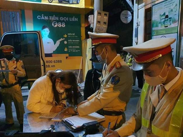 Pháp luật - Vây chặt, xử nghiêm lái xe máy chở 3, 4 nhân viên dịch vụ trên đường Trần Duy Hưng