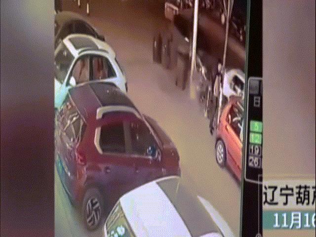 Phi thường - kỳ quặc - Video: Nam thanh niên may mắn 2 lần liên tiếp thoát khỏi bàn tay “tử thần”