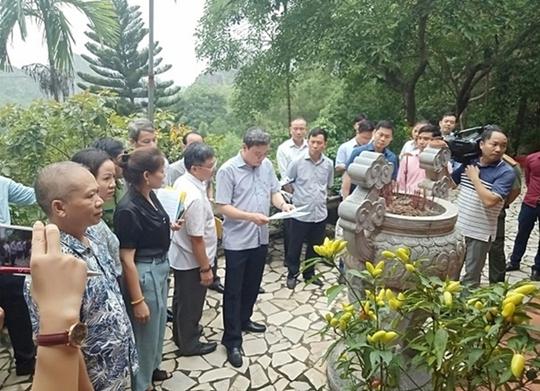 Ông Lê Anh Xuân (cầm tờ giấy) thời điểm còn làm Chủ tịch UBND TP Thanh Hóa tới động Tiên Sơn để giải quyết vụ việc