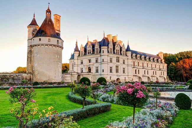 Chenonceaux: Sự đối xứng kiến ​​trúc và chi tiết trang nhã của Château de Chenonceau ở thung lũng Loire khiến trái tim du khách phải sững sờ. Và không có gì lãng mạn hơn việc chèo thuyền bên dưới khu bảo tồn duyên dáng trên sông Cher hoặc đi dạo qua những khu vườn đầy hoa. 
