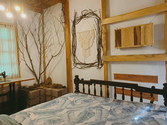 Một phòng ngủ được trang trí đơn giản nhưng ấn tượng.
