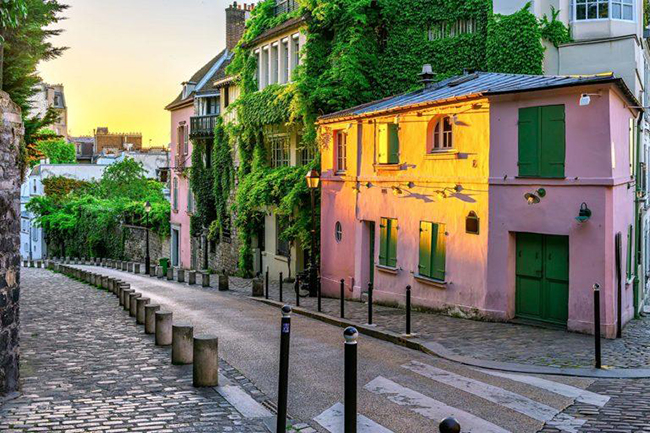 Montmartre: Ngôi làng lãng mạn trên đỉnh đồi này đem lại cảm giác yên bình với những con hẻm rải sỏi, quảng trường xinh xắn và khu vườn nho nhỏ. Trên quảng trường Jehan-Rictus, bạn sẽ thấy một bức tường khổng lồ với dòng chữ 'I Love You' đã được viết hơn một nghìn lần, bằng 311 ngôn ngữ. 
