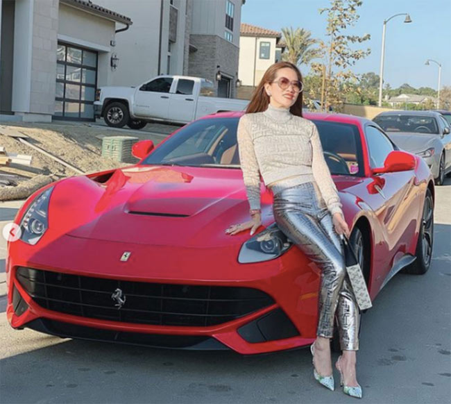 Chiếc Ferrari gắn với hình ảnh của Mimi Morris là F12 Berlinetta. Chiếc xe cũng mang màu sơn đỏ giống chiếc SF90 Stradale. Hiện tại, mẫu xe này đã ngừng sản xuất và được thay thế bằng cái tên 812 Superfast.
