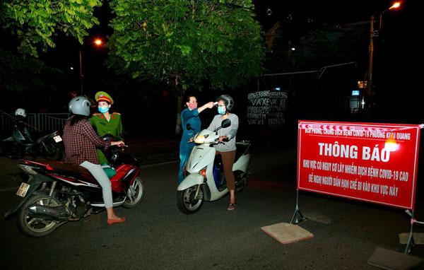 Lực lượng chức năng Vĩnh Phúc kiểm soát người ra vào khu có ca nhiễm COVID-19. Ảnh minh họa.
