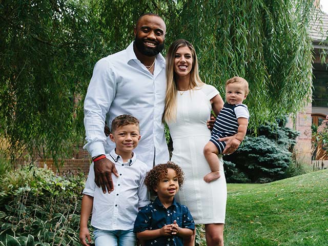 Thể thao - Hoàng hồn cầu thủ có vợ đẹp con khôn, livestream cầm súng nạp đạn