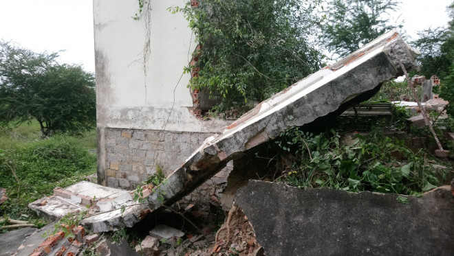 Bức tường đổ sập, đè chết nạn nhân