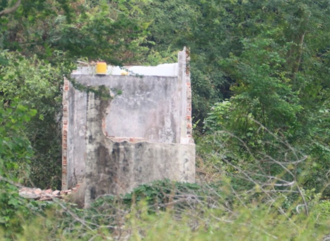 Nước uống, bánh mì các nạn nhân còn để lại trên vách tường căn nhà