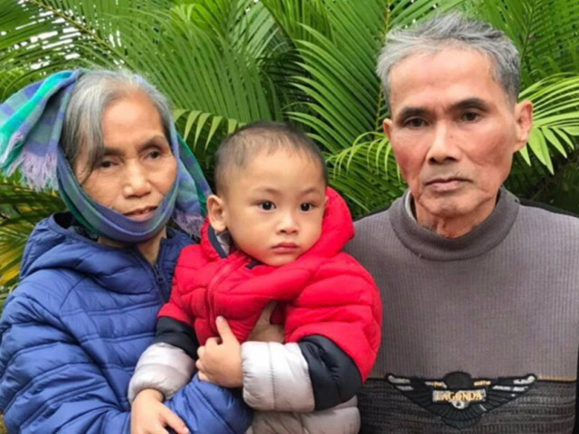 Tin tức trong ngày - Cậu bé mất cha mẹ vụ cháy dãy nhà trọ của ông Hiệp "khùng" giờ ra sao?