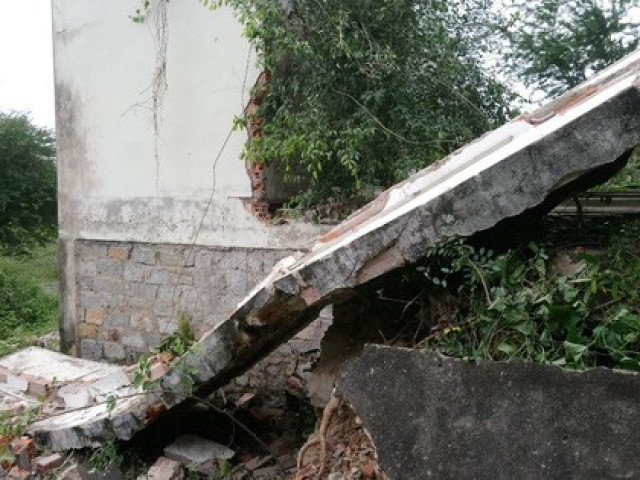 Tin tức trong ngày - Tường đổ khi đập nhà hoang lấy sắt vụn, 1 người chết, 1 người bị thương nặng