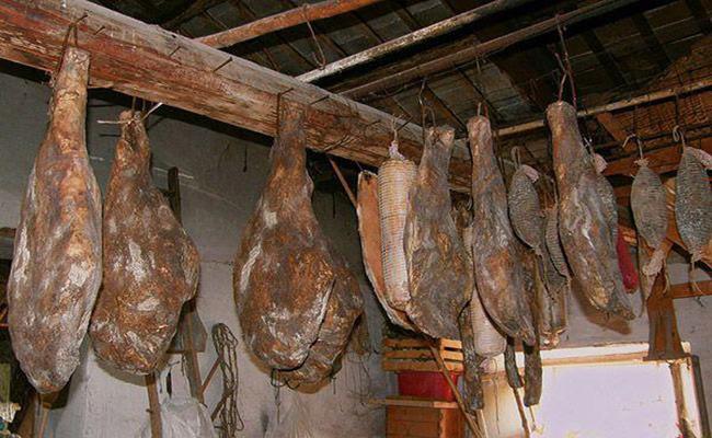 Ngoài ngô mốc, phô mai mốc thì thịt heo muối mốc của cũng là một loại thực phẩm có giá trị.&nbsp;
