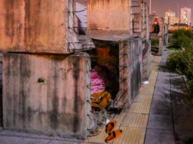 Tin tức trong ngày - CLIP: Lao động mất việc làm, trú ngụ trong ống cống dưới trời giá rét đầu đông