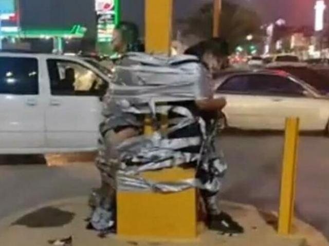 Thế giới - "Người dơi" tung hoành ở Mexico, bắt tội phạm trói vào cột như phim