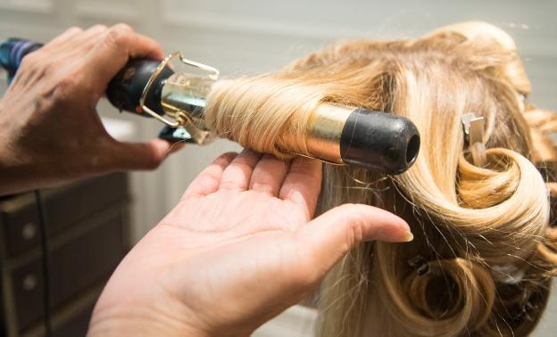 Máy tạo kiểu tóc đã được làm nóng khiến tóc bị hư tổn và gãy rụng.
