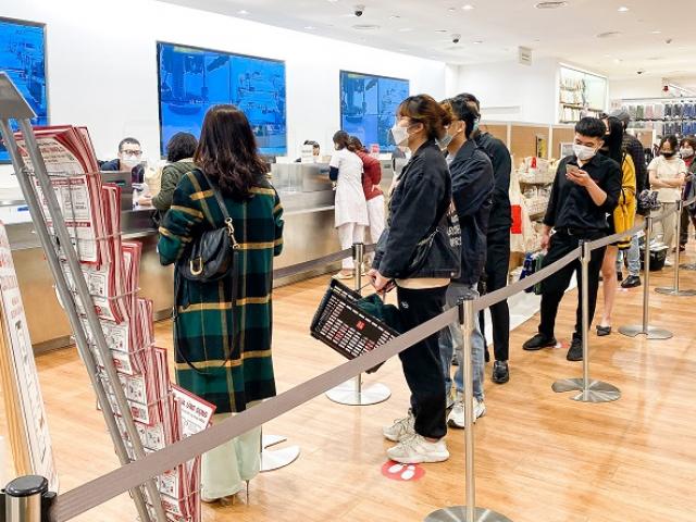 Thị trường - Tiêu dùng - Tan làm, người Hà Nội đổ xô ra đường săn sale ngày “thứ 6 đen tối”