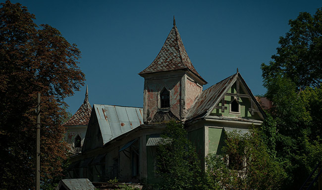 Trang viên Meck’s Manor nằm ở làng Khruslovka, vùng Tula nước Nga, mất khoảng 20 phút lái xe từ Veneov đến nơi này. Quá trình xây dựng trang viên này tốn không ít tiền của của gia đình bà Meck. 

