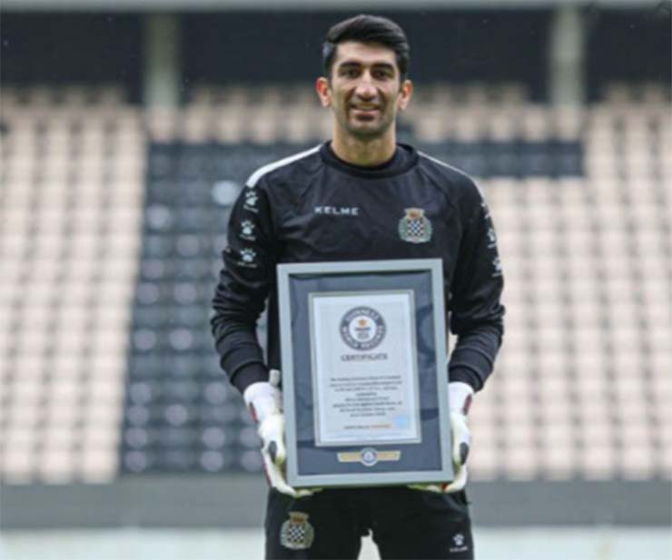 Alizera Beiranvand được trao chứng nhận kỷ lục Guinness cho cú ném xa nhất trong bóng đá