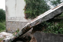 Tin tức trong ngày - Tường đổ khi đập nhà hoang lấy sắt vụn, 1 người chết, 1 người bị thương nặng