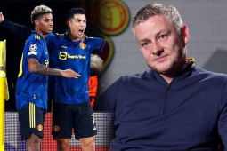 Ngỡ ngàng Solskjaer bị sa thải vẫn xem MU đá, xúc động vì được fan tri ân