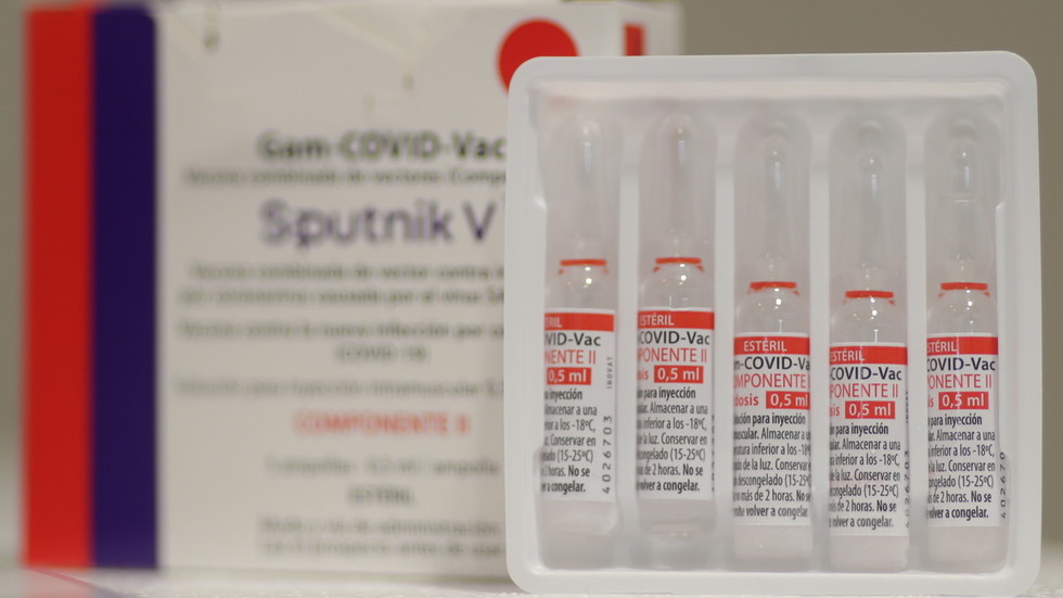 Vaccine Sputnik V do Nga sản xuất.