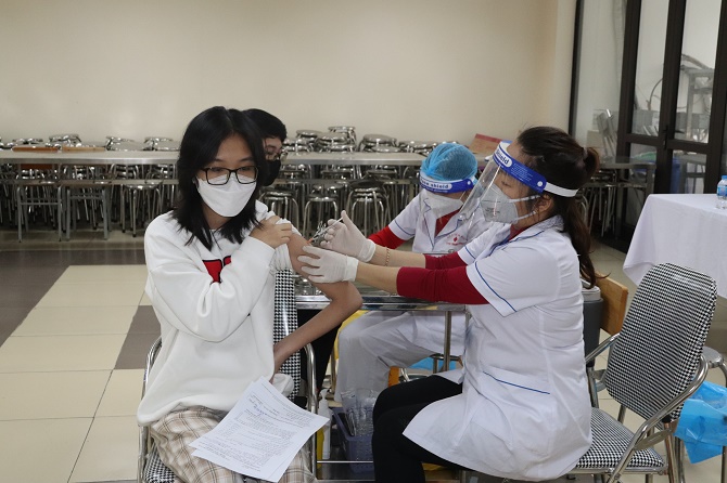 Tiêm vắc-xin cho học sinh Hà Nội. (Ảnh: CDC Hà Nội)