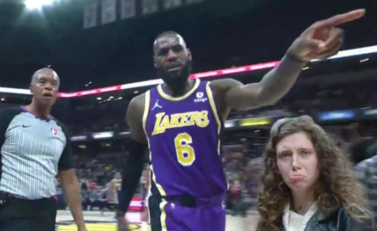 LeBron James đuổi cổ động viên vì bị chửi tục