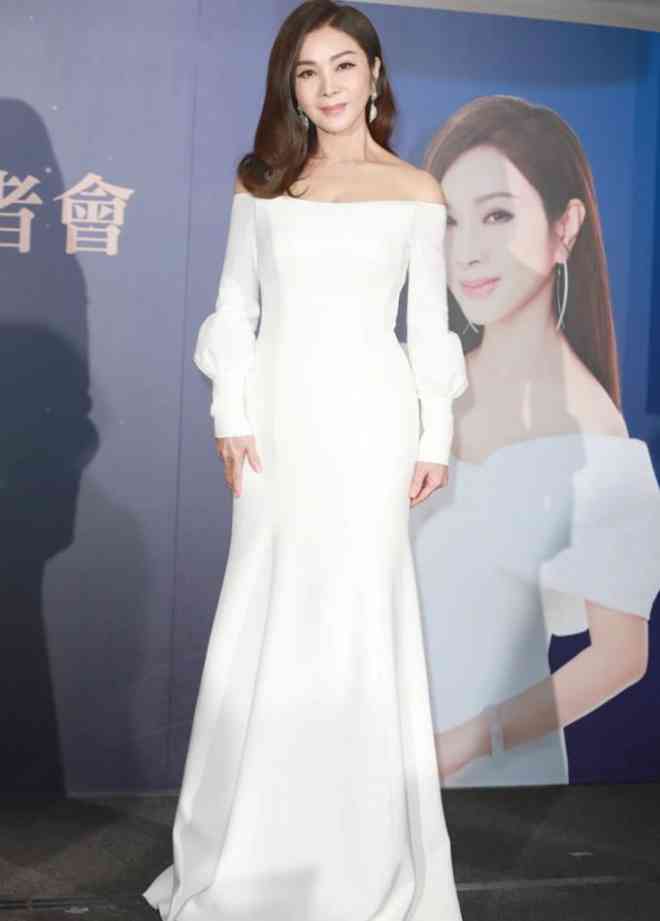 Bà Trần xuất hiện tại sự kiện thời trang với nhan sắc trẻ trung so với tuổi thật.