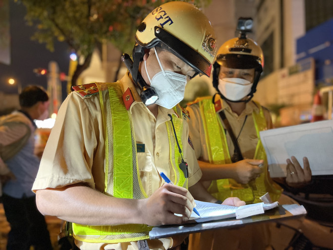 CSGT cho biết cả 2 trường hợp sẽ bị phạt 7 triệu đồng, tước giấy phép lái xe 22 tháng và phương tiện bị tạm giữ 7 ngày.