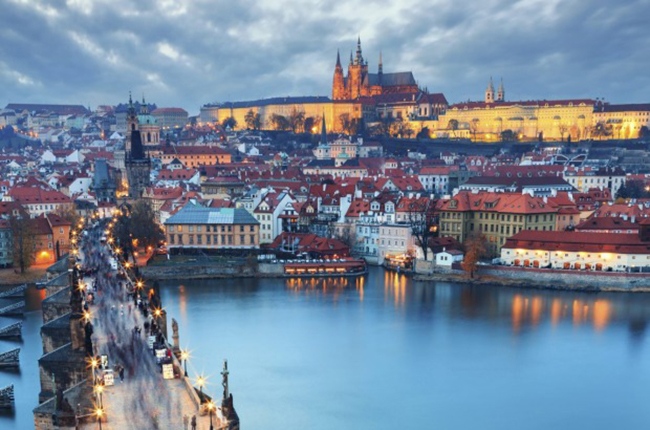 Sông Vltava (Prague, Cộng Hòa Czech) chia thủ đô Czech làm 2 phần, một bên là những ngọn tháp kiểu Gothic xoắn với những con hẻm từ thời trung cổ, một bên là những đại lộ mang phong cách baroque màu phấn và lâu đài trên đỉnh đồi. Cầu Charles soi bóng dưới dòng sông mang vẻ đẹp lãng mạn và thơ mộng. 
