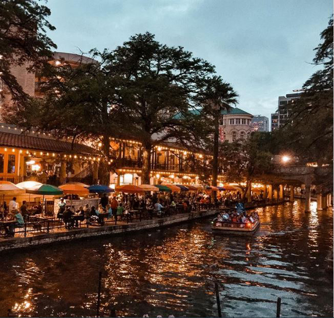 Thành phố Paseo Del Rio, Mỹ: Vòng quanh sông San Antonio xinh đẹp là con đường xuyên qua trung tâm thành phố, trải dài với các cửa hàng, khu ẩm thực, quán bar. Bảo tàng nghệ thuật San Antonio và làng nghệ thuật lịch sử La Villita là những điểm đến nổi tiếng dành cho những người yêu nghệ thuật ở khắp mọi nơi.

