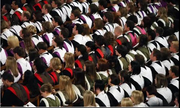 Sinh viên Anh sốc với khoản vay lớn nhất của một sinh viên: 30 năm vẫn chưa trả xong! - 3