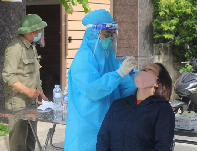 Lực lượng chức năng lấy mẫu xét nghiệm cho người dân TP Vinh, Nghệ An.