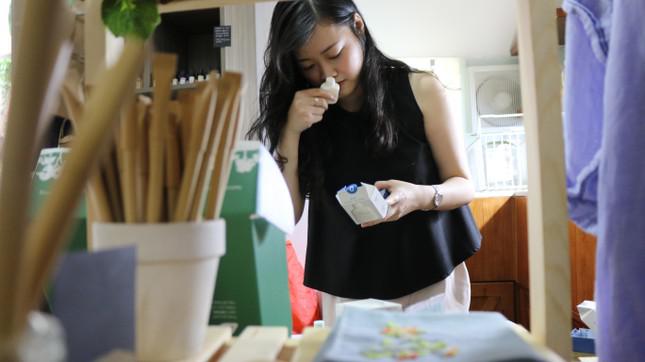 Tháng 5/2019, Kim Hằng từ bỏ công việc trợ lý Tổng Giám đốc của một công ty chuyên về Logistics với thu nhập gần 20 triệu đồng/tháng. Sau đó, cô gái sinh năm 1995 quyết định mở "tạp hóa xanh" để lan tỏa lối sống xanh đến mọi người.