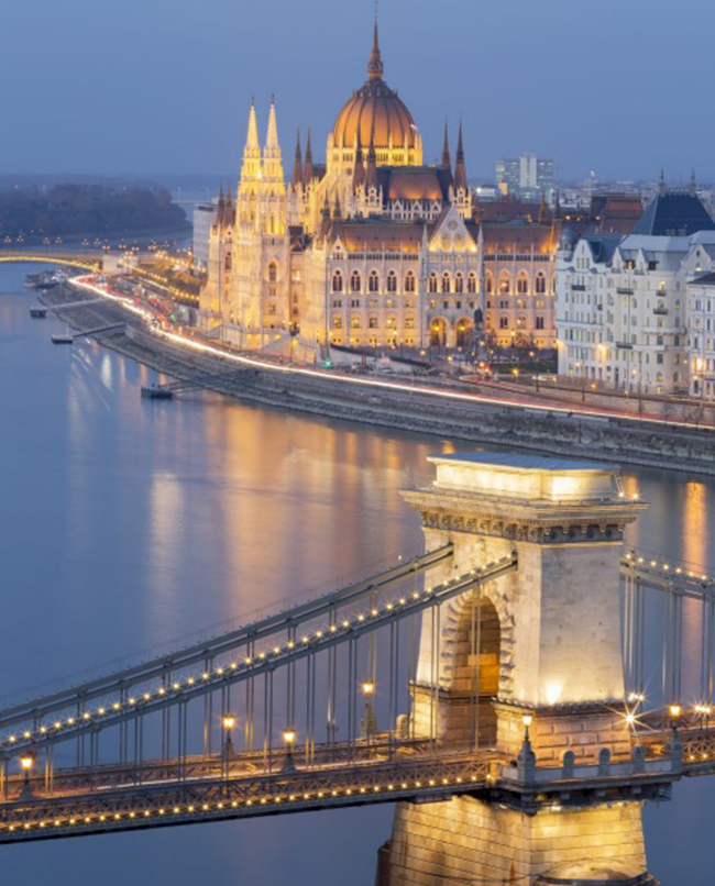 Thành phố Budapest, Hungary: Những con đường đông đúc chạy dọc hai bên bờ sông mang lại cho thủ đô của Hungary một cảnh quan nhộn nhịp đầy ấn tượng, với các ngọn tháp và sườn đồi kiểu tân Gothic đan xen cùng những cây cầu sắt trang nhã và con sư tử đá, soi bóng xuống&nbsp;dòng&nbsp;sông Danube.
