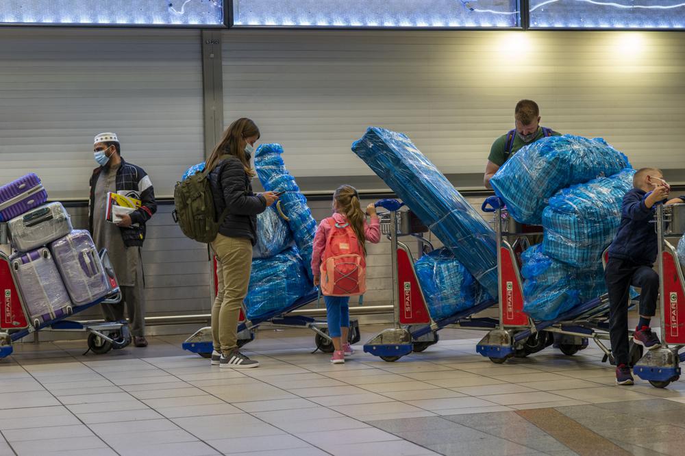 Nhiều người xếp hàng ở sân bay để rời khỏi Nam Phi (ảnh: AP)
