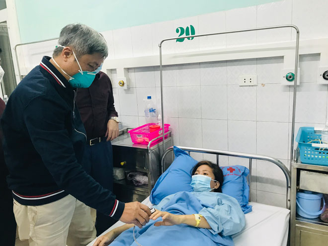 Thứ trưởng Nguyễn Trường Sơn thăm và động viên, chia sẻ người bệnh đang điều trị, theo dõi sức khoẻ tại BVĐK tỉnh Thanh Hoá. (Ảnh: Thái Bình)