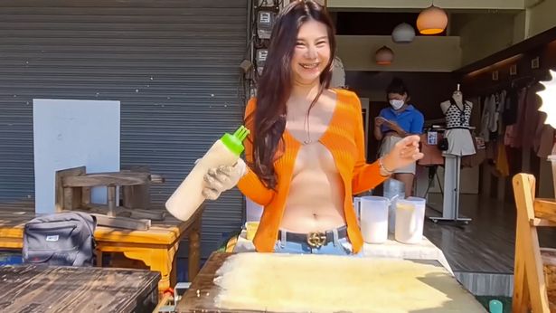 Cô gái mặc áo thiếu vải bán bánh pancake.