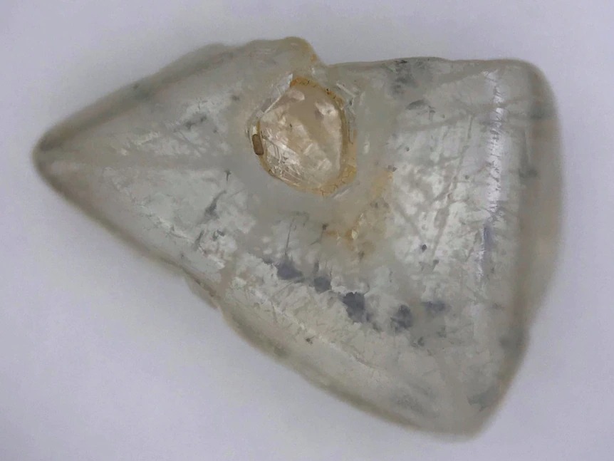 Viên kim cương lồng vào nhau siêu hiếm được phát hiện ở Australia (ảnh: ABC)