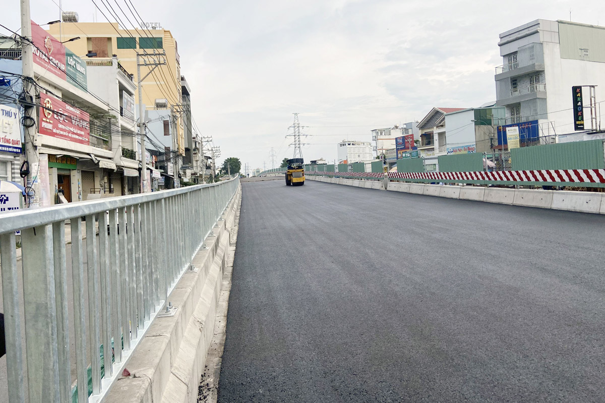 Dự án xây dựng cầu Bưng trên đường Lê Trọng Tấn (nối quận Tân Phú và quận Bình Tân, TP.HCM) khởi công năm 2017, kế hoạch hoàn thành 20 tháng.