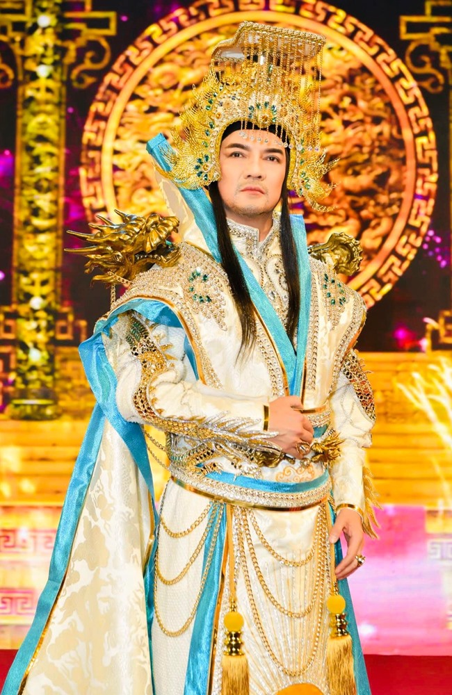 Đàm Vĩnh Hưng xuất hiện hoành tráng, với bộ trang phục được thiết kế riêng vào mỗi dịp vào vai Ngọc Hoàng&nbsp;