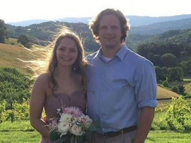 Bạn trẻ - Cuộc sống - Chú rể nằm viện, cô dâu sánh đôi với "nhân vật đặc biệt" gây tranh cãi