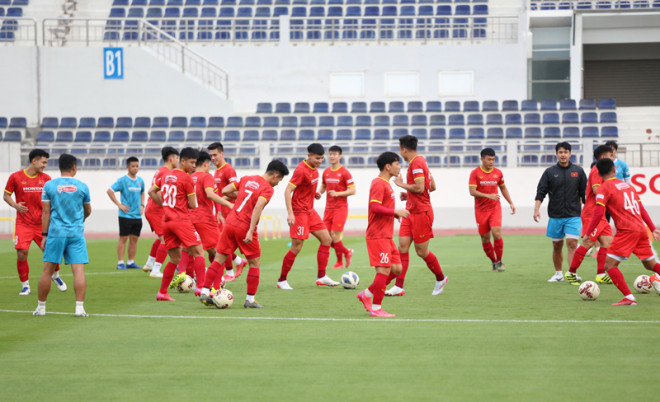 Khó khăn cho Hùng Dũng là khả năng hòa nhập với đồng đội chỉ trong vài ngày, sau hơn nửa năm nghỉ dưỡng thương. Ảnh: AN.