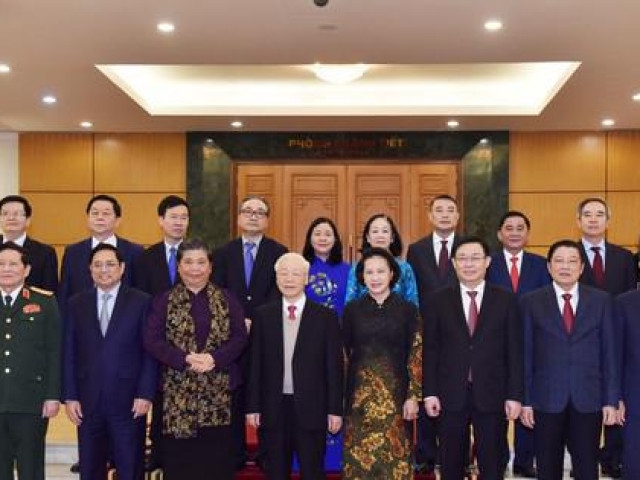 Tin tức trong ngày - Trao quyết định nghỉ chế độ cho 6 nguyên Uỷ viên Bộ Chính trị