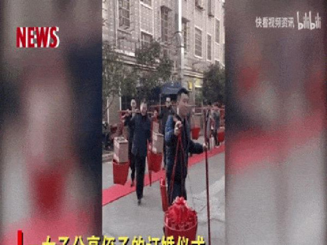 Bạn trẻ - Cuộc sống - Nhà trai chơi lớn mang 18 quang gánh sính lễ đến nhà gái, món đồ bên trong gây choáng váng