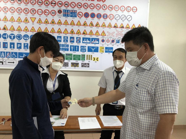 Tin tức trong ngày - Người dân TPHCM nhận ngay bằng lái xe sau khi sát hạch